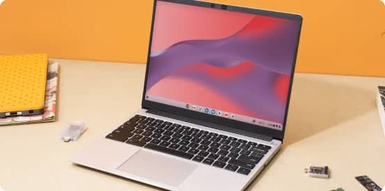 Ein Chromebook auf einem Tisch inmitten verschiedener Computerteile