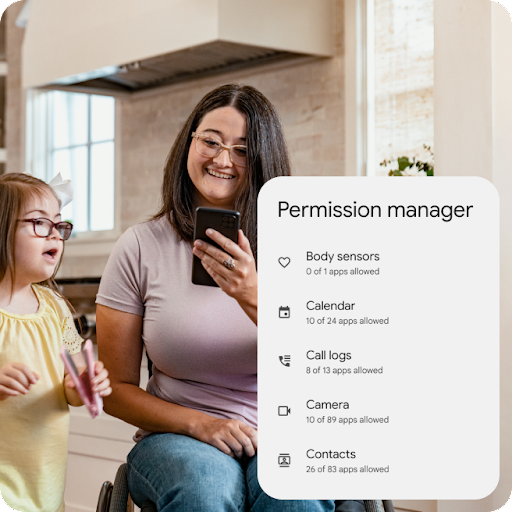 Una madre en una silla de ruedas sonríe mientras mira un teléfono Android y su hija canta y baila. Una superposición gráfica resalta los detalles del administrador de permisos, incluida la cantidad de apps con permiso para acceder a los sensores corporales, el calendario, las llamadas, la cámara y los contactos.