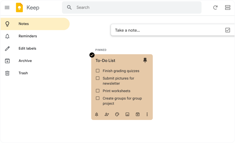 Google Keep-appen er åpen og viser en sjekkliste med gjøremål skrevet på en oransje klistrelapp som er festet øverst på siden.