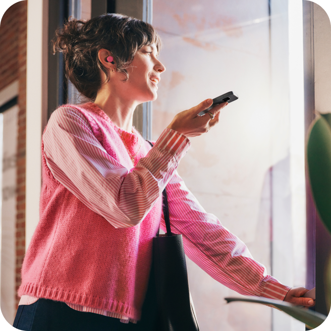 Eine Frau, die ihr Google Pixel 9a verwendet