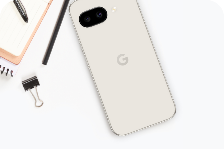 Ein Google Pixel 9a neben einem Bleistift, einem Notizblock und einer Heftklammer.