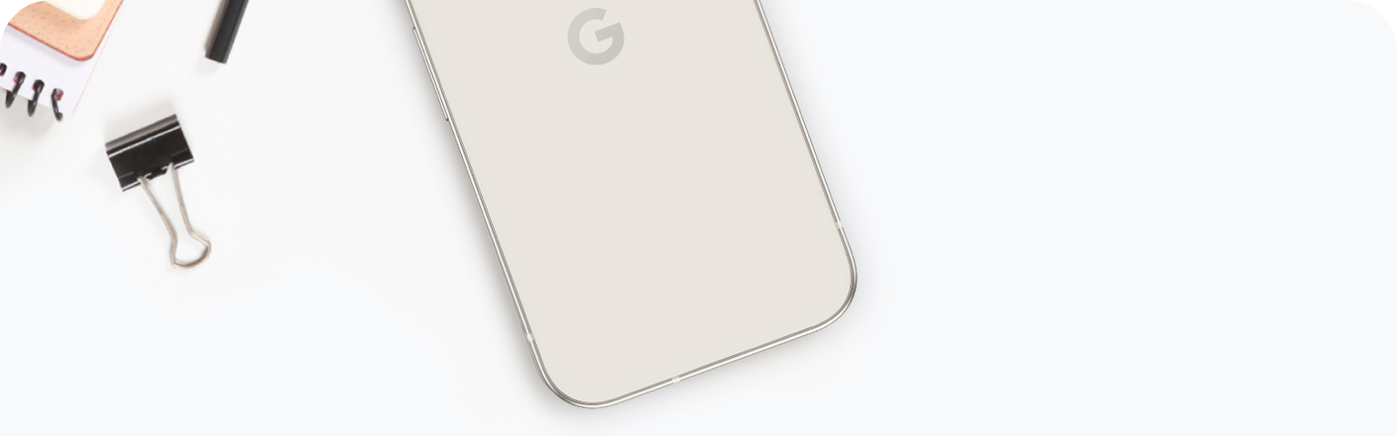 Ein Google Pixel 9a neben einem Bleistift, einem Notizblock und einer Heftklammer.